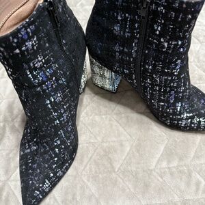 Betswy Johnson Bling heal booties navy / multi. Size 7.5